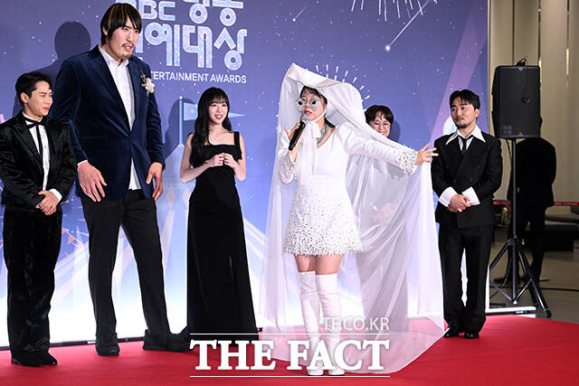 방송인 홍현희(가운데)가 29일 오후 서울 마포구 MBC 미디어센터에서 열린 ‘2025 MBC 방송연예대상’ 레드카펫에 참석해 '전지적 참견 시점'팀의 부축을 받고 있다. /서예원 기자