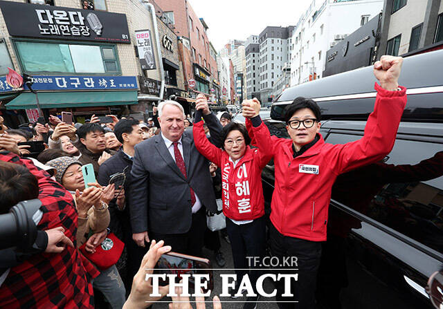 이혜훈 국민의힘 서울 중구·성동구을 국회의원 후보가 총선 시기였던 지난 2024년 3월 25일 오전 서울 중구 퇴계로 신당동 떡볶이타운에서 인요한 당시 국민의미래 선거대책위원장, 한동훈 국민의힘 대표와 함께 시민들에게 인사를 하고 있다. /남용희 기자
