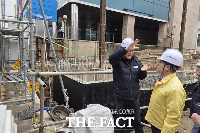 나주시가 동절기 건설 현장 안전 점검을 실시하고 있다. /나주시