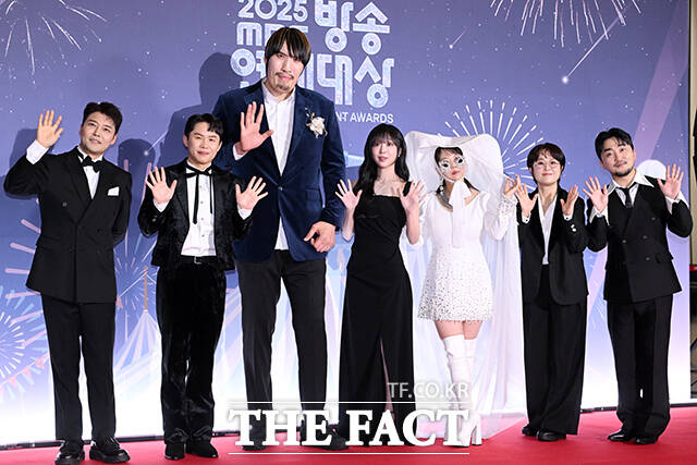 방송인 최홍만과 전현무, 양세형, 쯔양, 홍현희, 송은이, 유병재(왼쪽부터)가 29일 오후 서울 마포구 MBC 미디어센터에서 열린 ‘2025 MBC 방송연예대상’ 레드카펫에 참석해 포즈를 취하고 있다. /서예원 기자