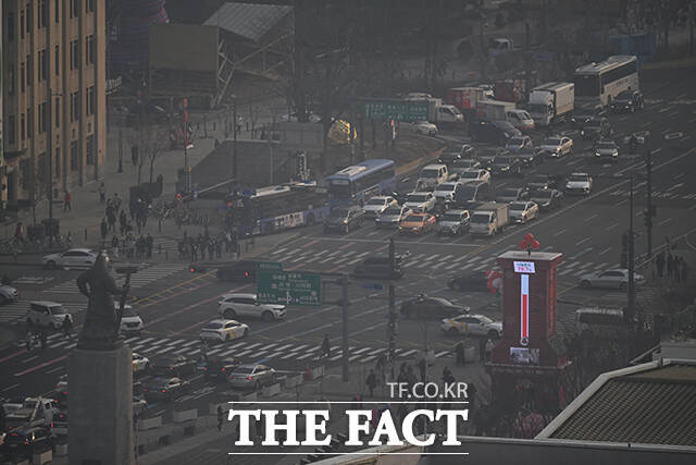 올겨울 첫 초미세먼지 주의보가 발령된 29일 오후 서울 도심이 뿌옇게 보이고 있다. /박헌우 기자