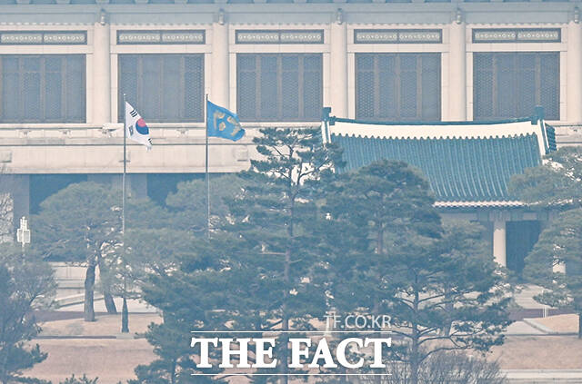 대통령 집무실을 청와대로 이전한 29일 오후 청와대 본관에 국가 수반을 상징하는 봉황기가 펄럭이고 있다. /박헌우 기자