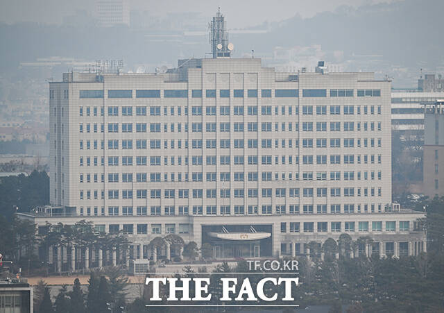 이재명 대통령의 임기가 시작된 지난 6월 4일 봉황기가 게양된 대통령실 청사. /뉴시스