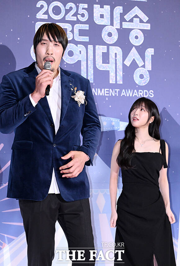 방송인 최홍만과 전현무, 양세형, 쯔양, 홍현희, 송은이, 유병재(왼쪽부터)가 29일 오후 서울 마포구 MBC 미디어센터에서 열린 ‘2025 MBC 방송연예대상’ 레드카펫에 참석해 포즈를 취하고 있다. /서예원 기자