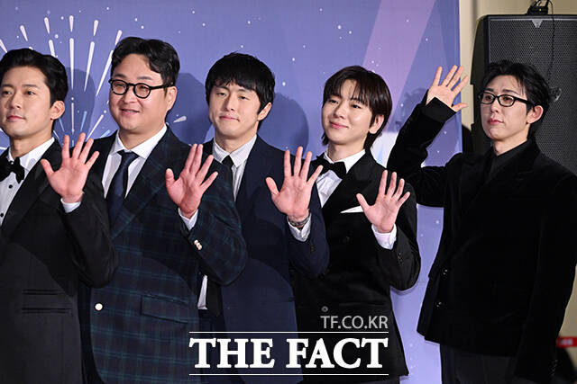 방송인 전현무(왼쪽)를 비롯한 '나 혼자 산다' 출연진이 29일 오후 서울 마포구 MBC 미디어센터에서 열린 ‘2025 MBC 방송연예대상’ 레드카펫에 참석해 포즈를 취하고 있다. /서예원 기자