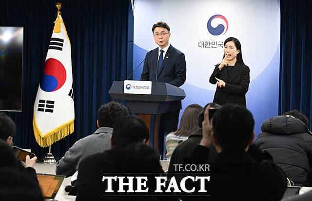 KT 침해사고 조사 결과 발표하는 이정수 경기남부경찰청 사이버수사과장(가운데).