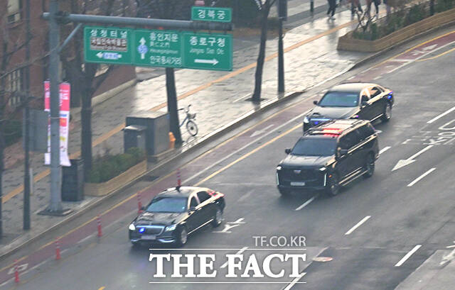 이재명 대통령이 청와대로 첫 출근한 29일 오전 청와대 본관에는 국가 수반을 상징하는 봉황기가 걸려있다. /임영무 기자