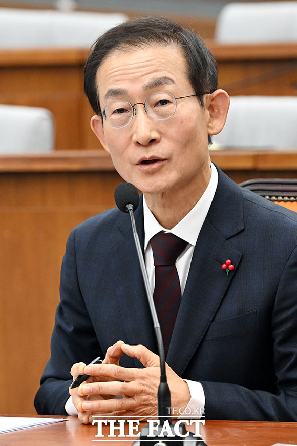 인사청문회에서 의원 질의에 답하는 김호철 감사원장 후보자.