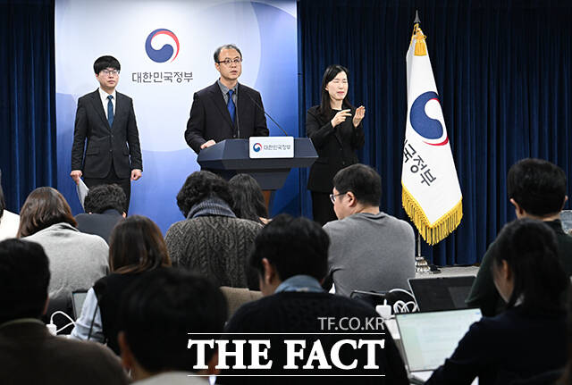 KT 침해사고 조사 결과 발표하는 이정수 경기남부경찰청 사이버수사과장(가운데).