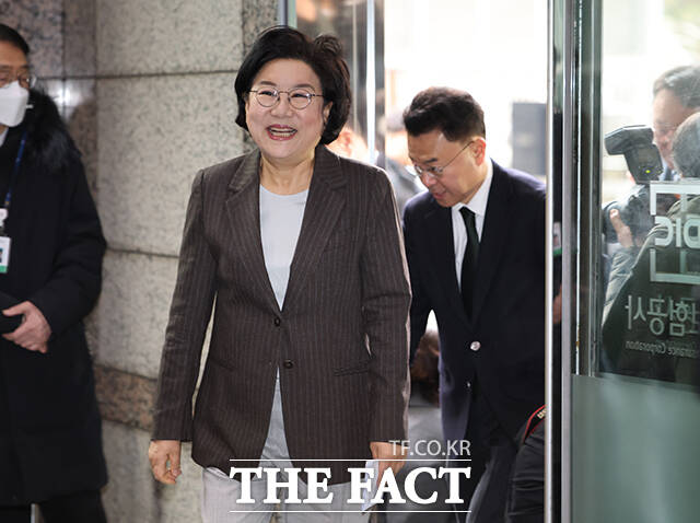 밝은 표정으로 사무실 향하는 이 후보자.