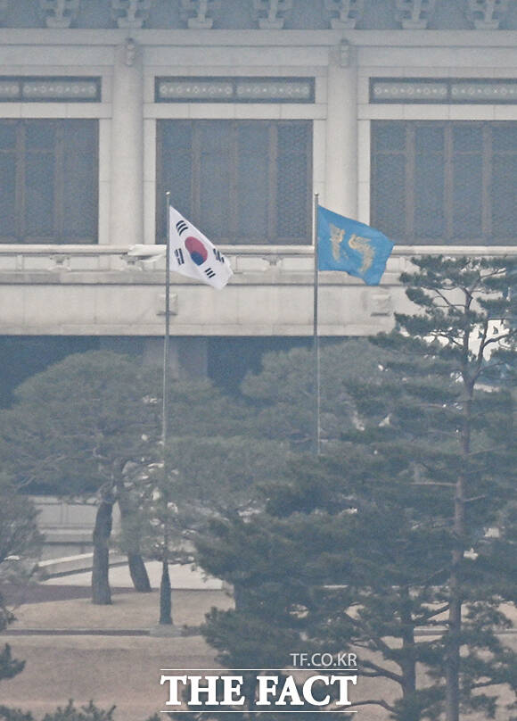 대통령 집무실을 청와대로 이전한 29일 오후 청와대 본관에 국가 수반을 상징하는 봉황기가 펄럭이고 있다. /박헌우 기자
