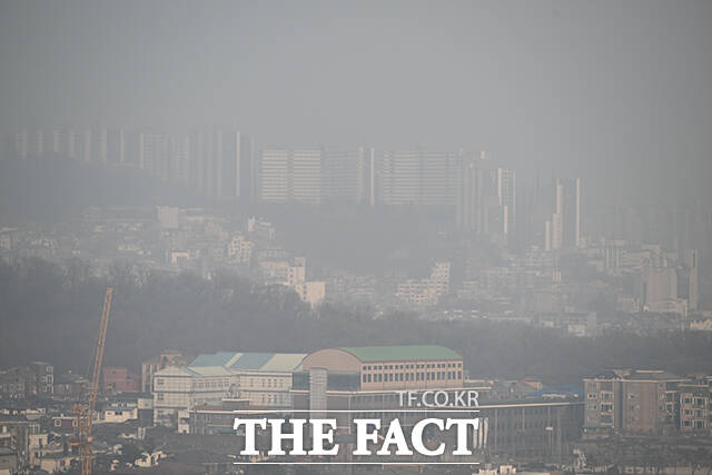 올겨울 첫 초미세먼지 주의보가 발령된 29일 오후 서울 도심이 뿌옇게 보이고 있다. /박헌우 기자
