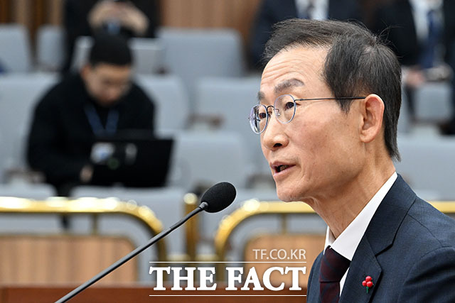 인사청문회에서 의원 질의에 답하는 김호철 감사원장 후보자.