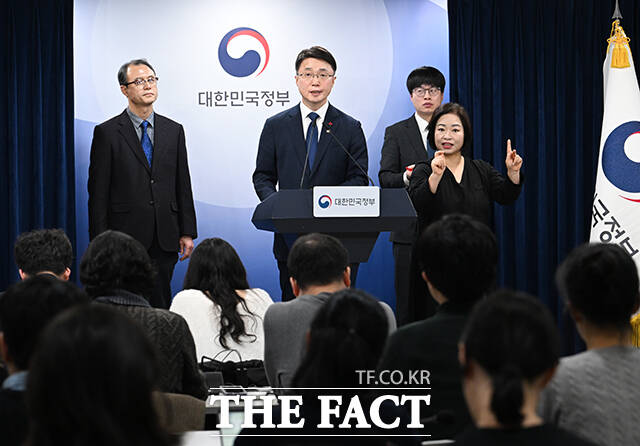 KT 침해사고 조사 결과 발표하는 이정수 경기남부경찰청 사이버수사과장(가운데).