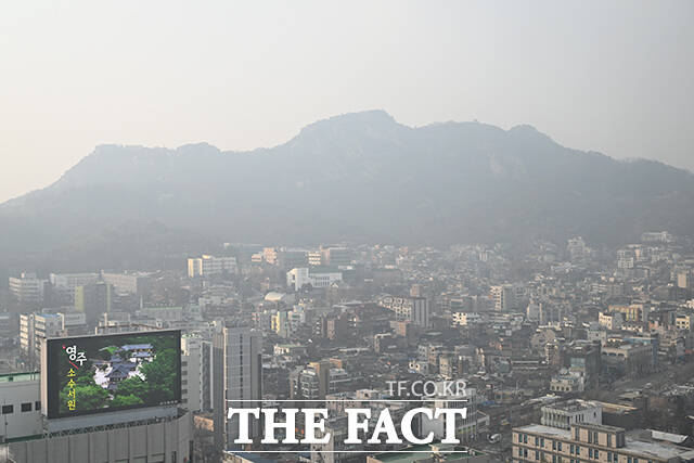 올겨울 첫 초미세먼지 주의보가 발령된 29일 오후 서울 도심이 뿌옇게 보이고 있다. /박헌우 기자