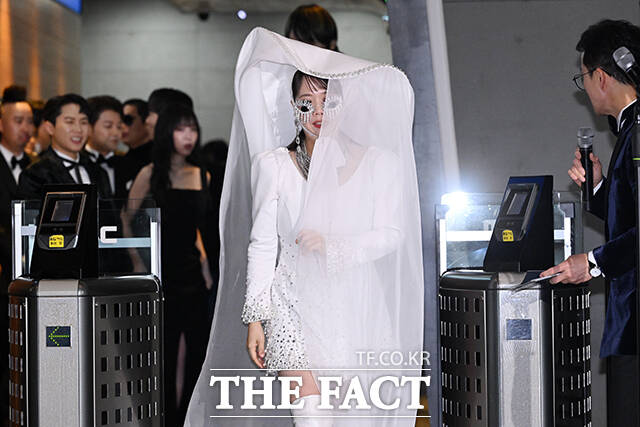 방송인 홍현희(가운데)가 29일 오후 서울 마포구 MBC 미디어센터에서 열린 ‘2025 MBC 방송연예대상’ 레드카펫에 참석해 '전지적 참견 시점'팀의 부축을 받고 있다. /서예원 기자