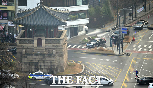 이재명 대통령이 청와대로 첫 출근한 29일 오전 청와대 본관에는 국가 수반을 상징하는 봉황기가 걸려있다. /임영무 기자