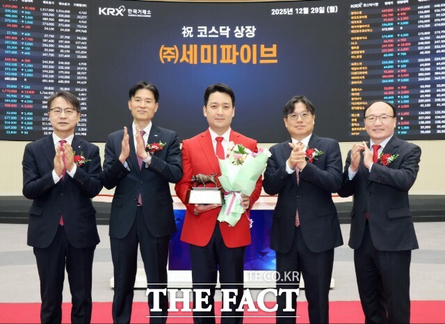 29일 서울 영등포구 한국거래소에서 열린 세미파이브 코스닥시장 상장기념식에서 관계자들이 상장기념패 전달 후 기념 촬영을 하고 있다. 왼쪽부터 김대영 한국IR협의회 부회장, 민경욱 한국거래소 코스닥시장본부장, 조명현 세미파이브 대표이사, 이충훈 삼성증권 부사장, 강왕락 코스닥협회 부회장. /한국거래소