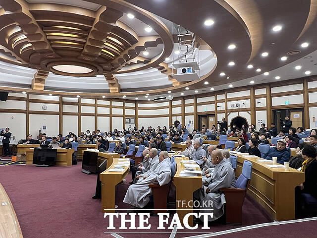 영주시가 국회에서 가흥동 마애여래삼존상 및 여래좌상의 새로운 조명 학술대회를 진행하는 모습. /영주시
