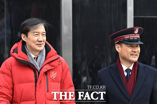 종을 흔들고 있는 조 대표.