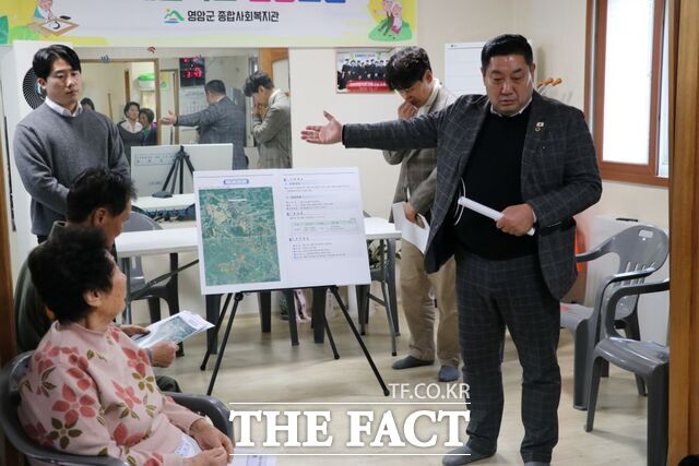 손남일 도의원이 영암 지방도 821호선 관련 공사 주민설명회를 열고 사업 추진 계획을 공유하고 있다. /영암군