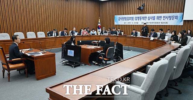 인사청문회에서 의원 질의에 답하는 김호철 감사원장 후보자.