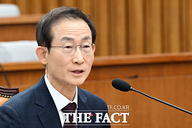 인사청문회에서 의원 질의에 답하는 김호철 감사원장 후보자.