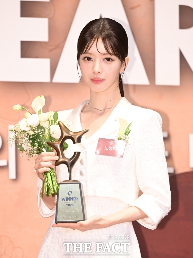 [더팩트ㅣ이새롬 기자] 배우 노정의가 28일 서울 중구 장충동 신라호텔에서 열린 '2025 올해의 브랜드 대상'에서 '여자배우(라이징스타)' 부문 수상자로 참석해 포즈를 취하고 있다.