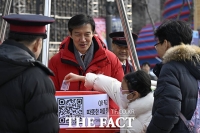  구세군으로 변신한 조국…'연말을 따뜻하게' [TF사진관]