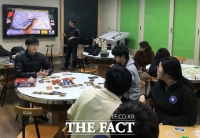  김병정 목원대 교수, 학생들과 보드게임 '콜 마이 트래시' 출시