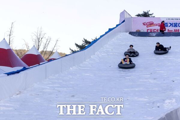 대전 대덕구가 내년 2월 1일까지 산호빛체육공원과 장동문화공원 등 2곳에서 겨울 눈썰매장을 운영한다. 지역 어린이들이 30일 금강로하스산호빛체육공원 눈썰매장에서 즐거운 시간을 보내고 있다. /대덕구