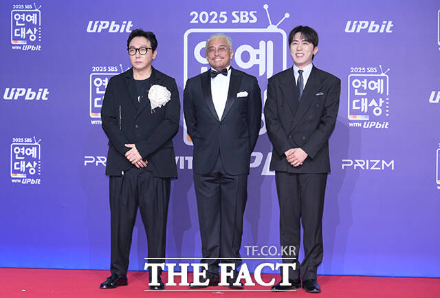'한탕 프로젝트-마이턴' 탁재훈과 추성훈, 김원훈(왼쪽부터)이 30일 오후 서울 마포구 SBS 프리즘타워에서 열린 'SBS 연예대상 포토월에 참석해 포즈를 취하고 있다. /박헌우 기자