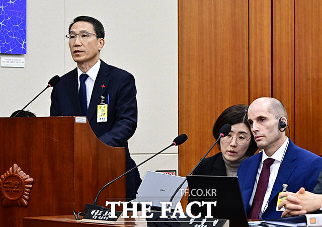 질의에 답변하는 유재성 경찰청장 직무대행.