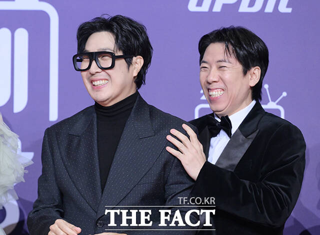 런닝맨 유재석과 지석진, 송지효, 지예은, 하하, 양세찬, 김종국(왼쪽부터)이 30일 오후 서울 마포구 SBS 프리즘타워에서 열린 'SBS 연예대상 포토월에 참석해 포즈를 취하고 있다. /박헌우 기자