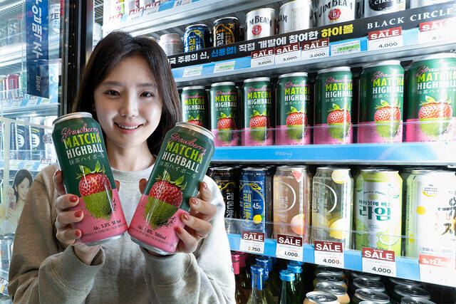 세븐일레븐이 '말차하이볼'에 시즌 제철 과일인 딸기를 입힌 '스트로베리 말차하이볼'을 출시한다. /세븐일레븐