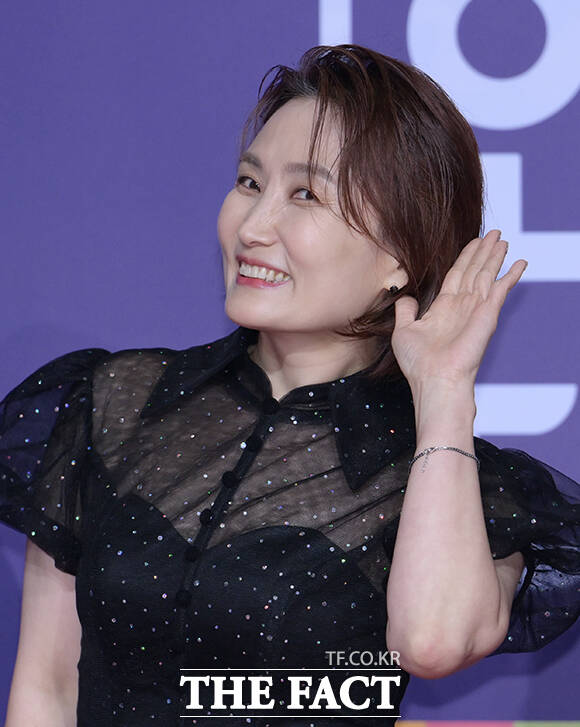 우리들의 발라드 MC 대니구와 박경림, 미미, 정승환(왼쪽부터)이 30일 오후 서울 마포구 SBS 프리즘타워에서 열린 'SBS 연예대상 포토월에 참석해 포즈를 취하고 있다. /박헌우 기자