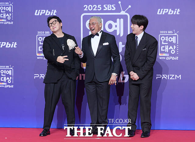 '한탕 프로젝트-마이턴' 탁재훈과 추성훈, 김원훈(왼쪽부터)이 30일 오후 서울 마포구 SBS 프리즘타워에서 열린 'SBS 연예대상 포토월에 참석해 포즈를 취하고 있다. /박헌우 기자