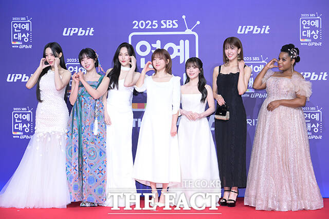 골 때리는 그녀들 한초임과 정예원, 소유미, 경서, 벤, 마시마 유, 엘로디(왼쪽부터)가 30일 오후 서울 마포구 SBS 프리즘타워에서 열린 'SBS 연예대상 포토월에 참석해 포즈를 취하고 있다. /박헌우 기자