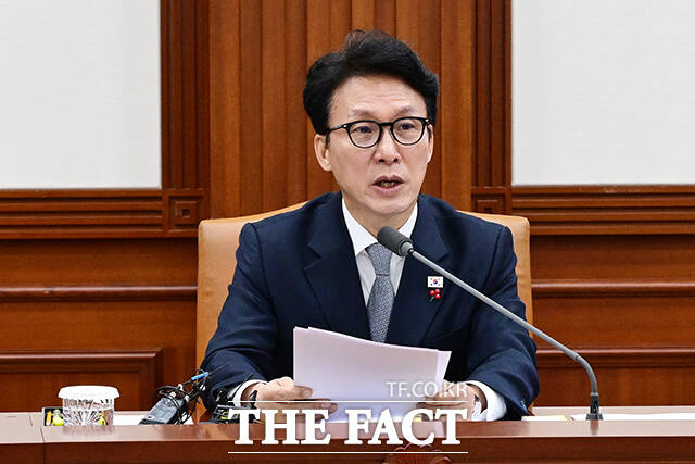 김민석 국무총리(사진)는 30일 이재명 대통령 지시에 따라 각 부처 장관들에게 소관 외청·공공기관, 주요 유관기관으로부터 업무보고를 받도록 지시했다. /임영무 기자