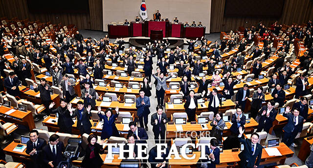 30일 오후 서울 여의도 국회에서 제430회 국회(임시회) 제3차 본회의가 열린 가운데 국회의원들이 2025년 마지막 본회의 산회에 앞서 국민들에게 새해 인사를 하고 있다. /국회=배정한 기자