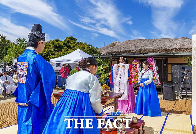 영주시가 20대 신혼부부를 대상으로 혼수비용 100만원을 지원한다. 무섬마을 전통혼례 모습. /영주시