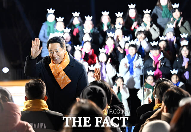 오세훈 서울시장이 12일 오후 서울 광화문광장 육조마당 인근 특설무대에서 열린 '서울윈터페스타' 개막식에 참석해 시민들을 향해 인사하고 있다./이새롬 기자