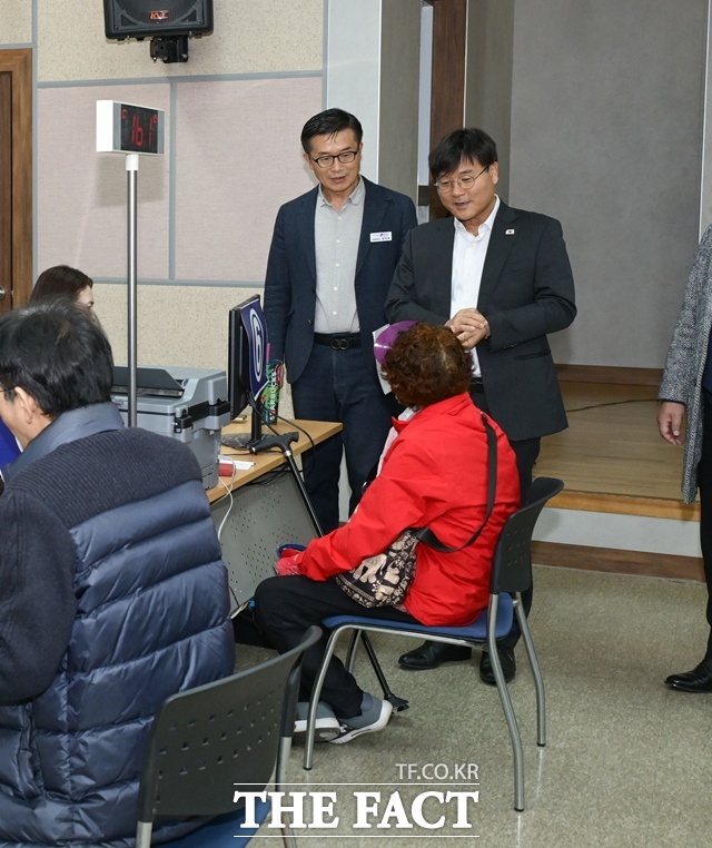 변광용(오른쪽) 거제시장이 민생회복지원금 신청 현장을 점검하고 있다. /거제시