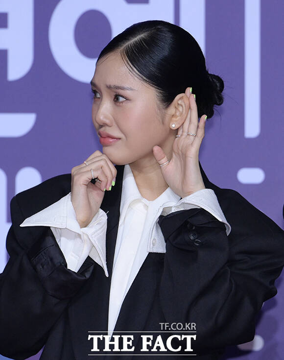 우리들의 발라드 MC 대니구와 박경림, 미미, 정승환(왼쪽부터)이 30일 오후 서울 마포구 SBS 프리즘타워에서 열린 'SBS 연예대상 포토월에 참석해 포즈를 취하고 있다. /박헌우 기자