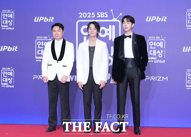 '미운 우리 새끼X신발 벗고 돌싱포맨' 임원희와 윤시윤, 윤현민(왼쪽부터)이 30일 오후 서울 마포구 SBS 프리즘타워에서 열린 'SBS 연예대상 포토월에 참석해 포즈를 취하고 있다. /박헌우 기자