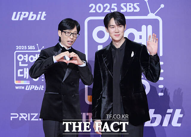 '틈만 나면,' 유재석(왼쪽)과 유연석이 30일 오후 서울 마포구 SBS 프리즘타워에서 열린 'SBS 연예대상 포토월에 참석해 포즈를 취하고 있다. /박헌우 기자