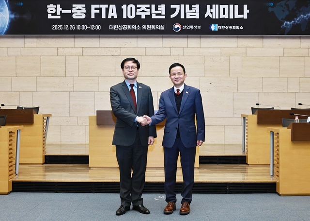 여한구 산업통상부 통상교섭본부장은 중국 리 청강 상무부 국제무역협상대표와 30일 중국 상무부에서 통상장관회의를 열고 한·중 FTA 서비스·투자 후속협상 가속화 방안을 논의하고 한·중 FTA 이행 상황을 점검했다. 사진은 여 통상교섭본부장(왼쪽)이 지난 26일 서울 대한상공회의소에서 열린 한-중 FTA 10주년 세미나에서 다이빙(戴兵) 주한중국대사와 기념촬영을 하고 있는 모습. /산업통상부