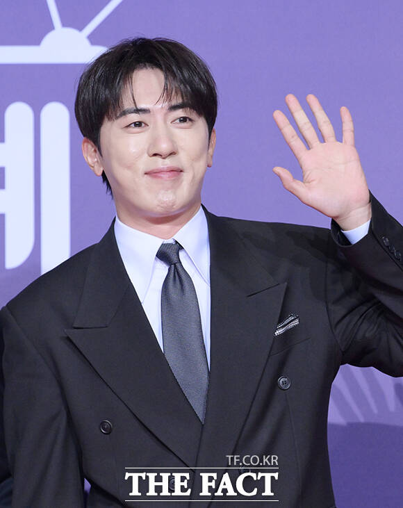 '한탕 프로젝트-마이턴' 탁재훈과 추성훈, 김원훈(왼쪽부터)이 30일 오후 서울 마포구 SBS 프리즘타워에서 열린 'SBS 연예대상 포토월에 참석해 포즈를 취하고 있다. /박헌우 기자