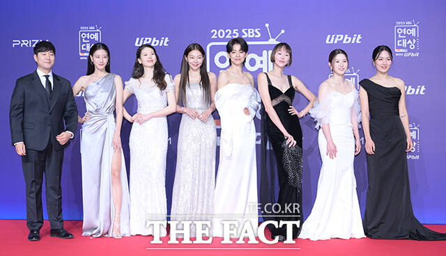 골 때리는 그녀들 배성재와 이현이, 김진경, 송해나, 정혜인, 이혜정, 박하얀, 박승희(왼쪽부터)가 30일 오후 서울 마포구 SBS 프리즘타워에서 열린 'SBS 연예대상 포토월에 참석해 포즈를 취하고 있다. /박헌우 기자