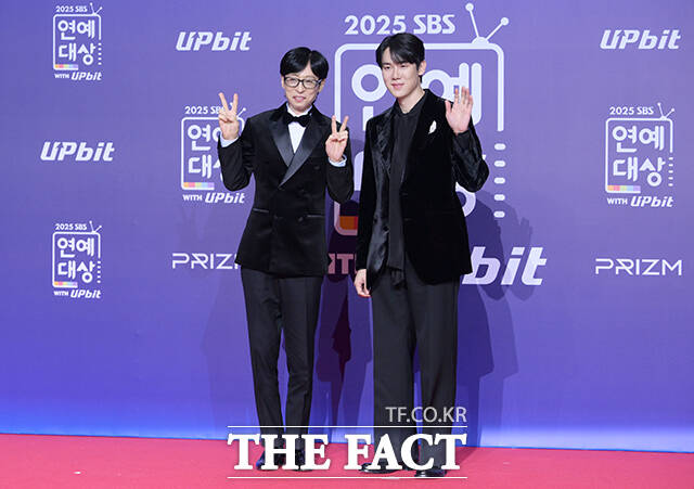 '틈만 나면,' 유재석(왼쪽)과 유연석이 30일 오후 서울 마포구 SBS 프리즘타워에서 열린 'SBS 연예대상 포토월에 참석해 포즈를 취하고 있다. /박헌우 기자